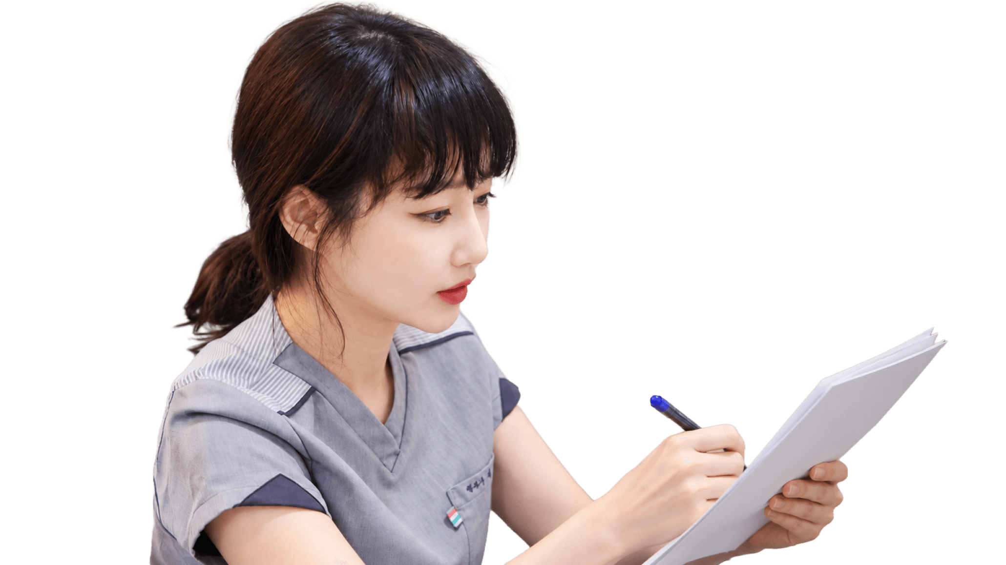 서류를 검토하는 진한의원 김효진 원장