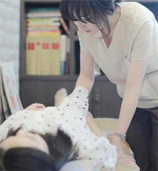 여성 복부 진찰 사진